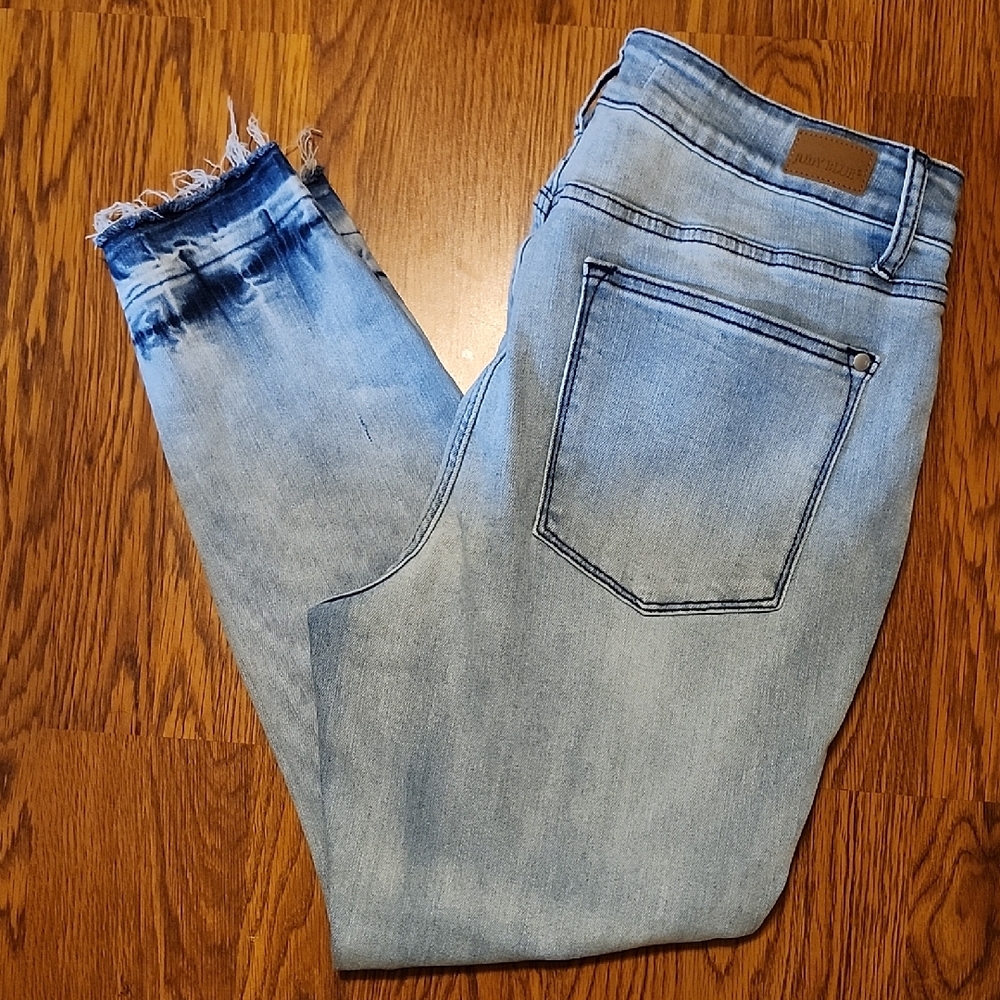 Judy Blue Light Blue Frayed Hem Cropped Jeans